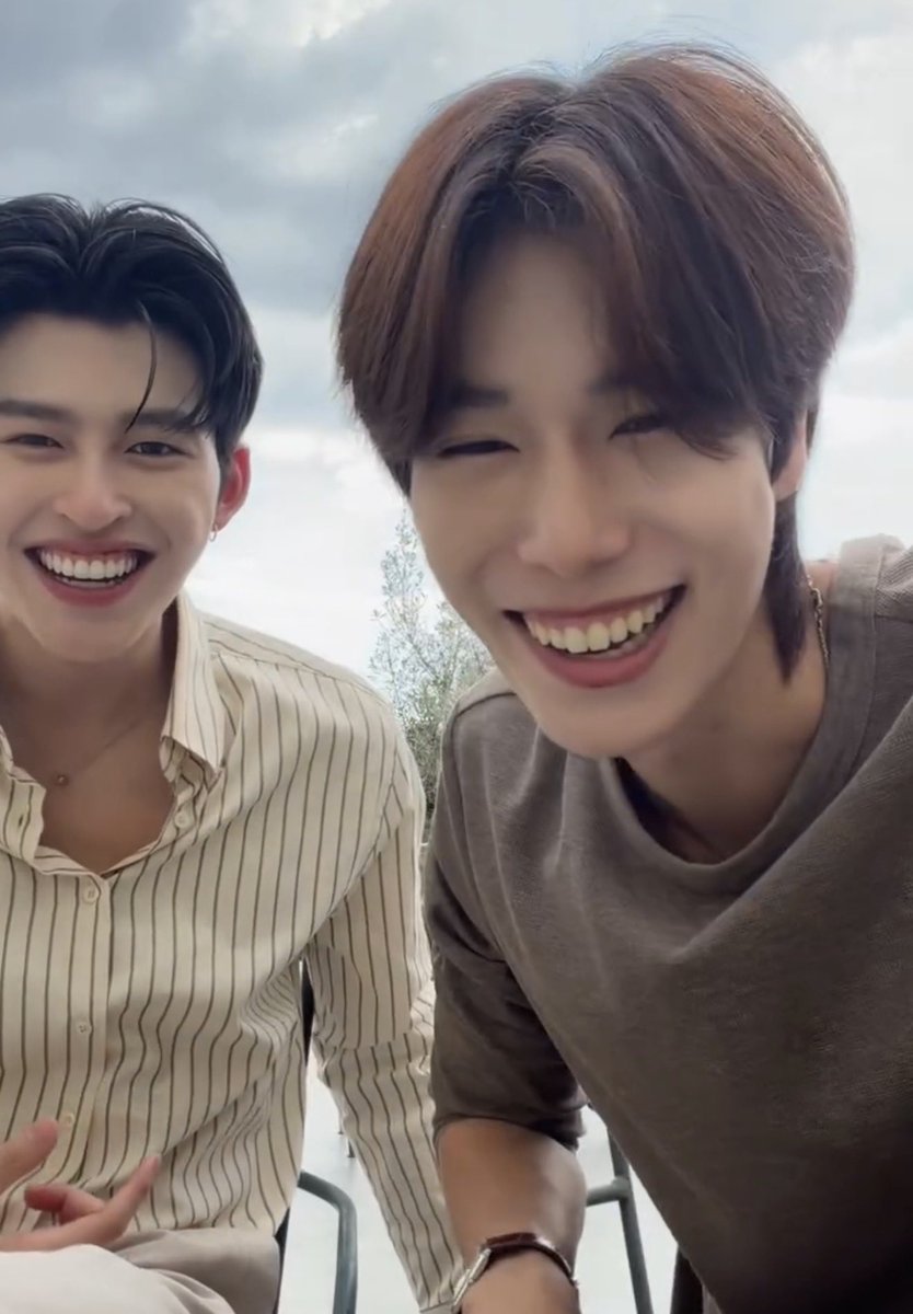 " ชอบตัวเองเวลาที่อยู่กับเธอ
และชอบตัวเธอตอนอยู่กับฉัน
ฉันชอบเวลาที่เรามีกัน
ชอบที่ฉันนั้นได้รักเธอ "