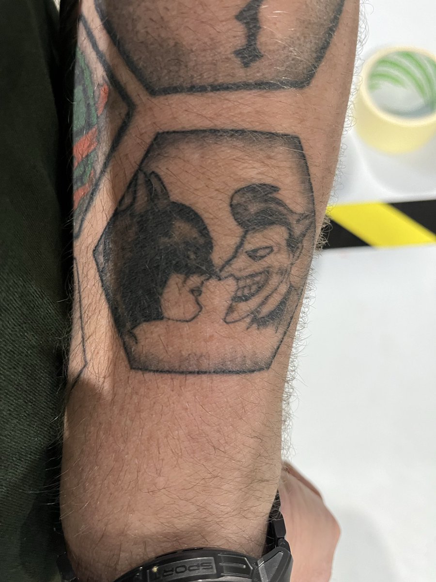 Altus4r's tweet photo. @BatmanLegendBlg @UrbanComics @dcfranceoff @JorgeJimenezArt Est ce que je participe à cet event ? Est ce que ce tatouage me pousse à participer ? Oui ! https://t.co/TNLumxtvGy