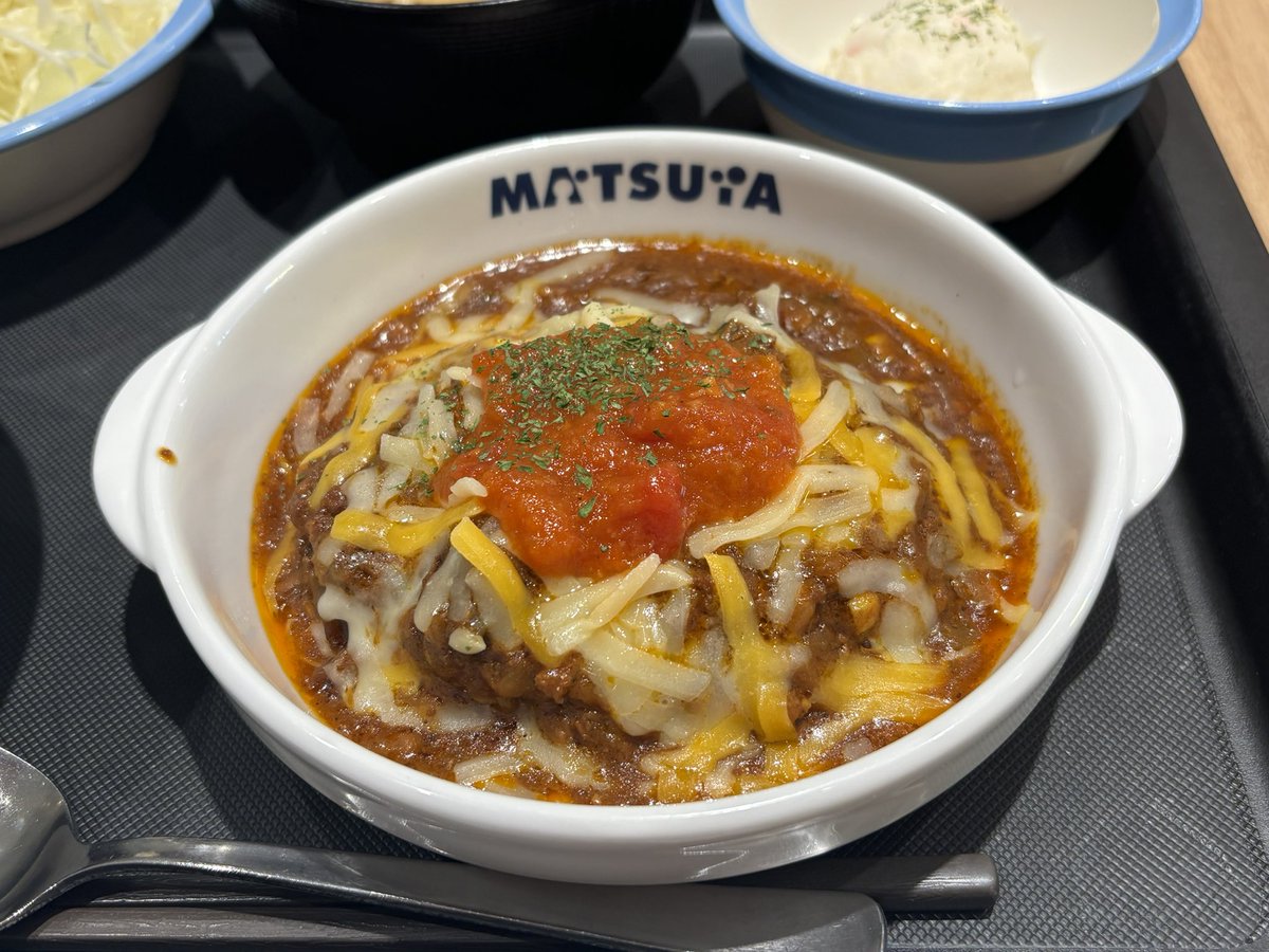 orangeseed7's tweet photo. 本日は松屋の阪西店にて、
タコサルサハンバーグ定食💃
ハンバーグの上にサルサとチーズをかけた
結構豪華なハンバーグ🍔
ピリッと辛いけどチーズのクリーミーが
ちょうどいい感じでハンバーグにも合いますね🧀
とっても美味しい！😋
#ウーバー　#西宮　#大阪　#すまんな https://t.co/Z4sKSEDoaE