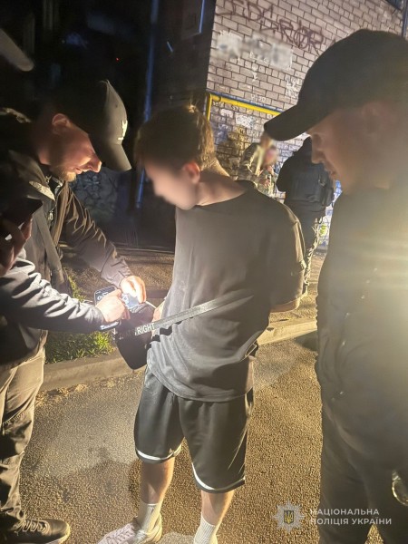 Запорізькі поліцейські затримали молодика, який пограбував неповнолітнього

Наш телеграм-канал:➡️ t.me/police_zp_news…

#НПУ #поліція_Запоріжжя #новини #грабіж #затримання