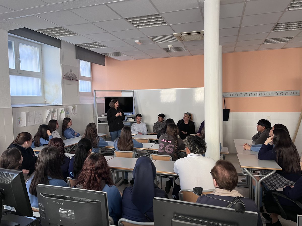🧑‍🤝‍🧑 Los alumnos del <a href="/milagrosamadrid/">Colegio La Milagrosa</a> conocieron de primera mano el trabajo de las #ObrasSocialesHHCC

A su vez han podido escuchar los testimonios 🎙️ de personas privadas de libertad, abriendo un espacio de reflexión, sensibilización y encuentro con distintas realidades.