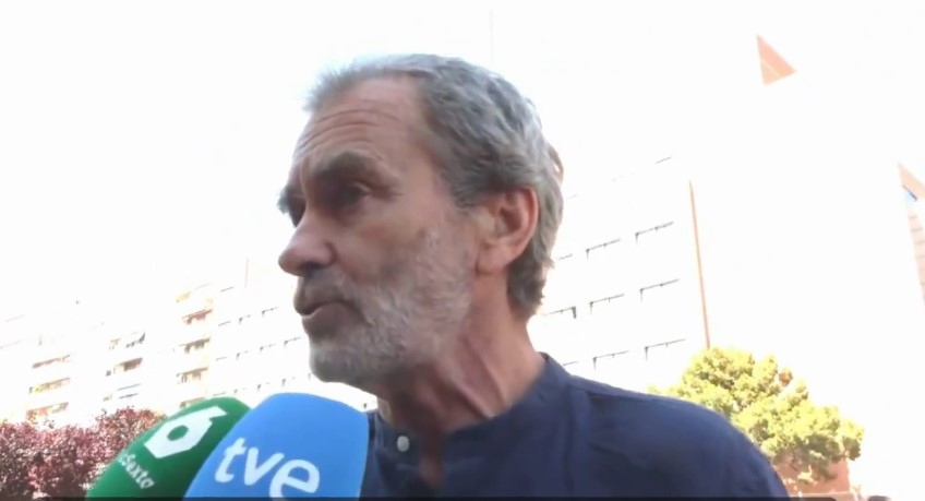 anti_burocracia's tweet photo. "No creo que vaya a suponer un riesgo para España en absoluto."

Fernando Simón, ayer. Sobre el hantavirus.

En enero de 2020 dijo que el coronavirus llegaría a España con uno o dos casos importados. El 9 de marzo de 2020 dijo que enviaría a su hijo a un concierto. Cuatro días después empezó el confinamiento.

Lo que se sabe del crucero MV Hondius a día de hoy: un brote de hantavirus cepa Andes. Una pasajera neerlandesa fallecida. Un paciente británico hospitalizado. Sudáfrica ha confirmado que la cepa Andes es la única variante del hantavirus con transmisión documentada entre humanos.

Simón propone evacuar solo a los sintomáticos y dejar continuar al barco. 

La transmisión de la cepa Andes requiere contacto muy estrecho. El riesgo de expansión masiva en España es probablemente bajo. Puede que esta vez Simón tenga razón.

Pero hay algo que ya no podemos hacer: calibrar cuánto riesgo hay en realidad basándonos en lo que dice el portavoz oficial de la crisis.

No es un problema de hantavirus. Es un problema de credibilidad institucional. Cuando la pierdes, la gente busca la información en otro sitio, o directamente deja de buscarla.

En el primer comentario tienes enlace a la newsletter donde analizo lo que las administraciones gestionan y lo que no te cuentan.