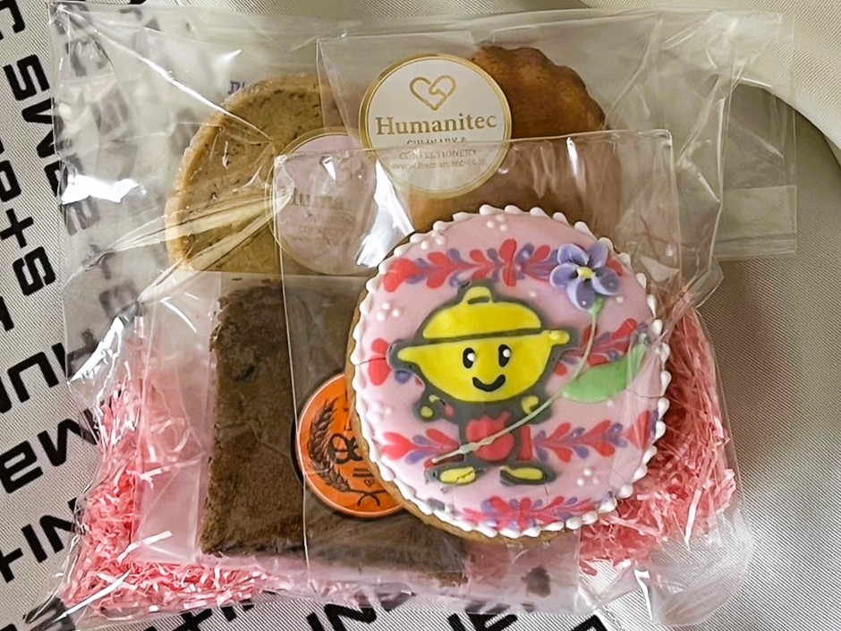 huma_cc's tweet photo. 【学生運営パティスリー】
5月16日(土)は「第65回四日市ばんこ焼陶器まつり」で特別出張販売を行います！

焼菓子セットを1袋500円(税込)で販売します🛍️
ぜひ四日市ドームへお越しください！
お待ちしております✨ https://t.co/LjspkCm7a6