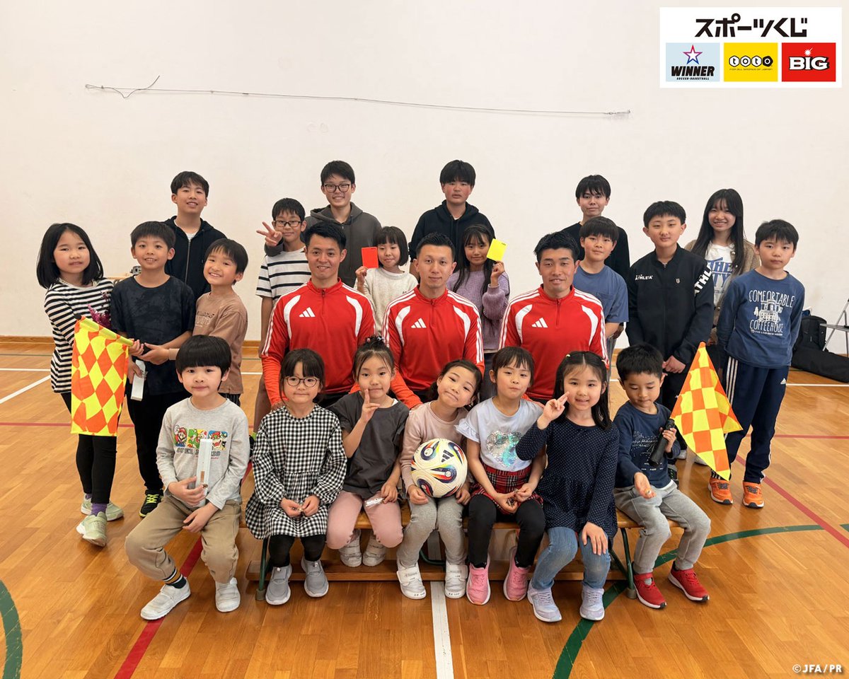 JFA's tweet photo. 日本サッカー協会(JFA)と公益社団法人日本プロサッカーリーグ(Ｊリーグ)が共同で取り���んでいる「審判交流プログラム」にて、ポーランドに派遣していた長峯滉希主審、長谷川雅副審、安藤康平副審が、滞在中にワルシャワ日本人学校で交流会を実施いたしました。

国際審判員の仕事の内容や、海外で生活することの大変さ、日本の良さについて子どもたちにお話しさせていただき、その後はシグナルビープフラッグを使用した副審の仕事体験などで交流を深めました。

⏬審判についてはこちら
https://t.co/39BEnerdEv

※審判交流プログラムは、スポーツ振興くじ助成金を受けて実施しています。

#jfa #審判 #レフェリー