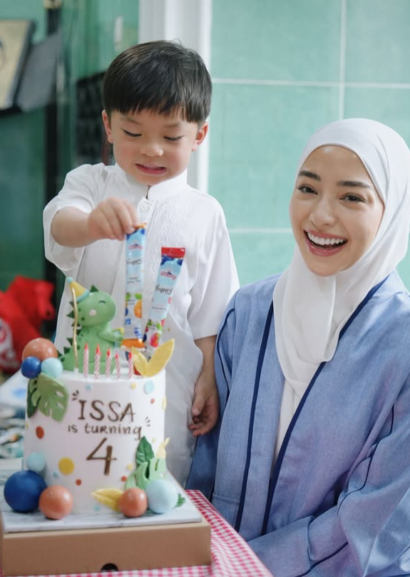 txtharihariWNI's tweet photo. Nikita Willy Berhijab Gara-gara Satu Kalimat dari Anaknya dan Ini yang Bikin Semua Orang Nangis

Dari semua berita hari ini, ini yang paling adem.

Nikita Willy cerita soal momen yang akhirnya bikin dia mantap berhijab. 
Prosesnya memang panjang, dia akui sendiri. 
Tapi ada satu kejadian sepulang umrah yang jadi titik baliknya.

Guru ngaji putranya, Issa Xander, mau kasih hadiah ke Issa karena ngajinya bagus. 
Gurunya tanya mau hadiah apa. 
Dan Issa anak kecil yang belum ngerti betapa dalamnya kalimatnya jawab: mau beli kerudung buat ibu.

Bukan minta mainan. 
Bukan minta jajan. 
Tapi kerudung buat ibunya.

Nikita langsung mikir apa ini saatnya? 
Dan ternyata iya.

Yang bikin cerita ini beda dari kebanyakan narasi soal hijab di kalangan artis adalah konteksnya yang sangat personal dan nggak dibuat-buat. Nggak ada tekanan dari luar, nggak ada drama sebelumnya. 
Cuma seorang anak kecil yang tanpa sadar ngejatuhin jawaban yang ibunya cari-cari selama ini.

Nikita bilang salah satu alasan terbesarnya berhijab adalah ingin jadi contoh yang baik buat anak-anaknya. Dan momen Issa itu persis menunjukkan bahwa anaknya sendiri sudah duluan jadi pengingat buat dia.

Di tengah minggu yang penuh drama mantan, sidang cerai, dan bongkar-bongkaran masa lalu para artis.
cerita Nikita Willy dan Issa ini justru jadi panutan yang dibutuhin para kalangan artis.
