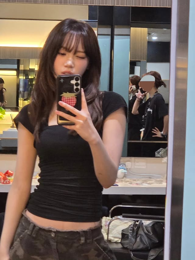 hourly chaewon ☆ tweet media