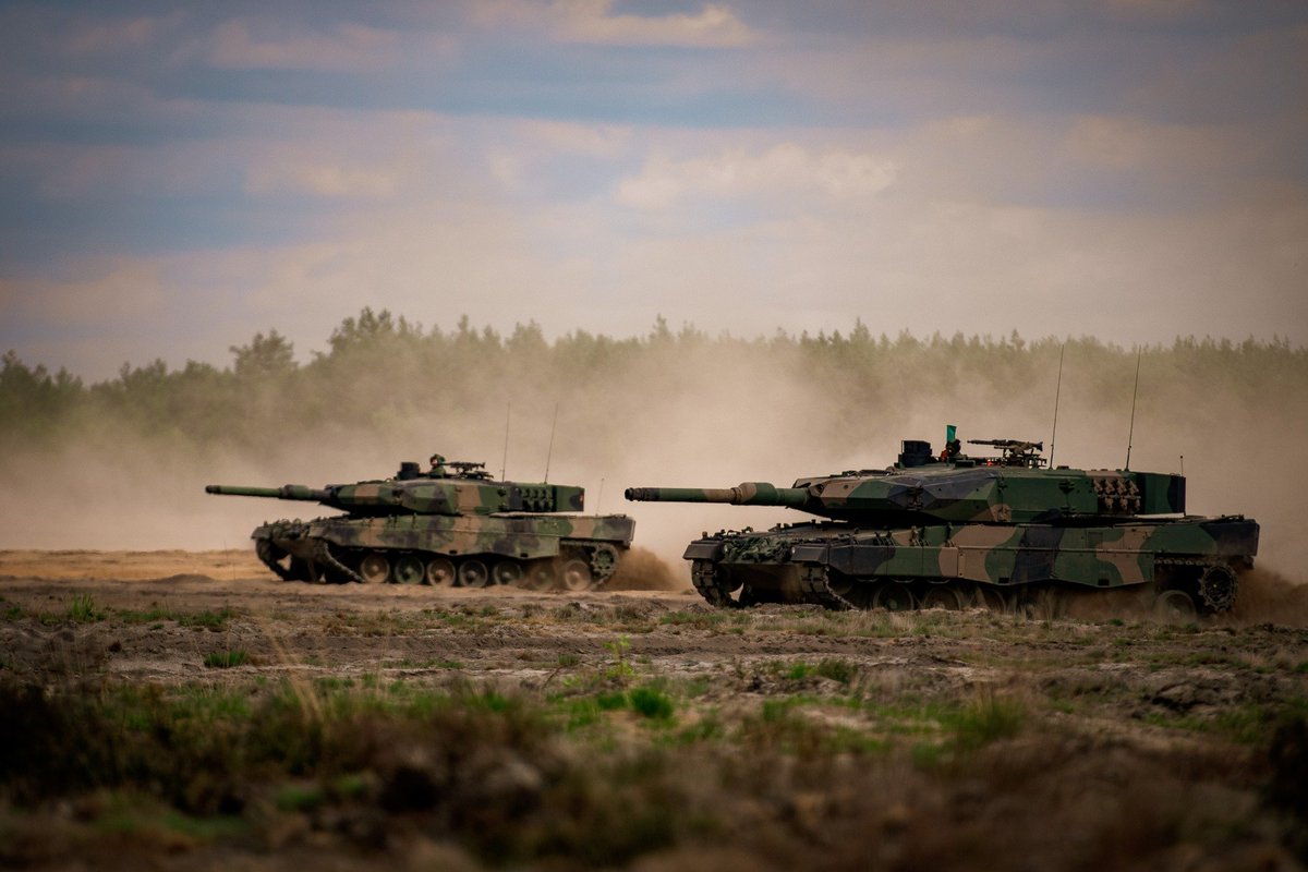 Jeff21461's tweet photo. 🇵🇱 Leopard 2PL and M1A1 FEP Abrams Main Battle Tanks belonging to Poland's 10th Armoured Cavalry Brigade. https://t.co/yp2zEcHfju