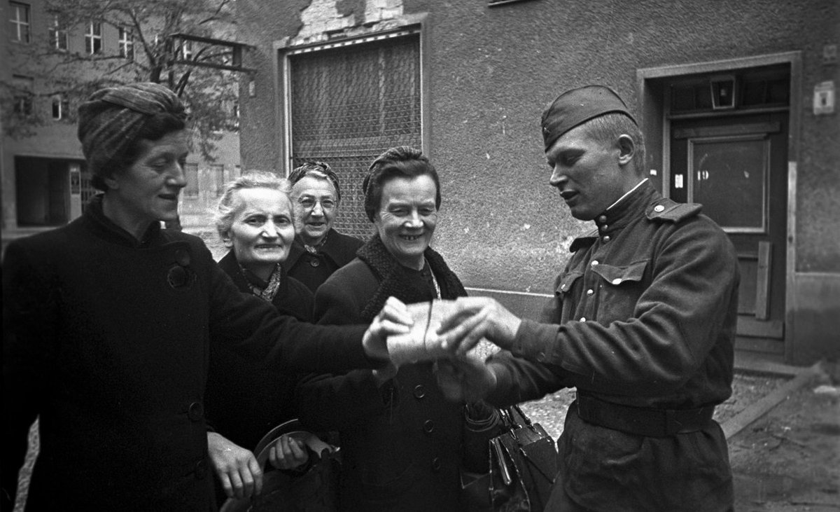 Про миф о 2х млн. изнасилованных немок в Берлине 😁

1.В мае 1945 года в Берлине проживало 1,700 млн человек.😁
2.С мародерами и насильниками жестко боролись в рядах СССР,в отличие от англосаксов, итальянцев и немцев

Не проецируйте на нас преступление ваших предков -нацистов 😁