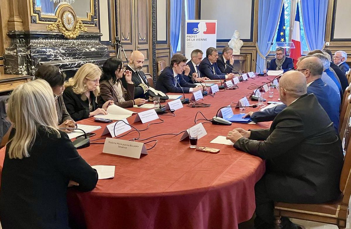 departement86's tweet photo. #Éducation | Le ministre de l’Éducation nationale Édouard Geffray en visite dans la Vienne 🙌

👀 Réunion de travail à la Préfecture avec les acteurs concernés autour d’une réflexion globale sur l’avenir de l’offre éducative des territoires

✅ Lancer un laboratoire expérimental inédit pour une meilleure articulation entre l’offre scolaire et périscolaire en milieu rural