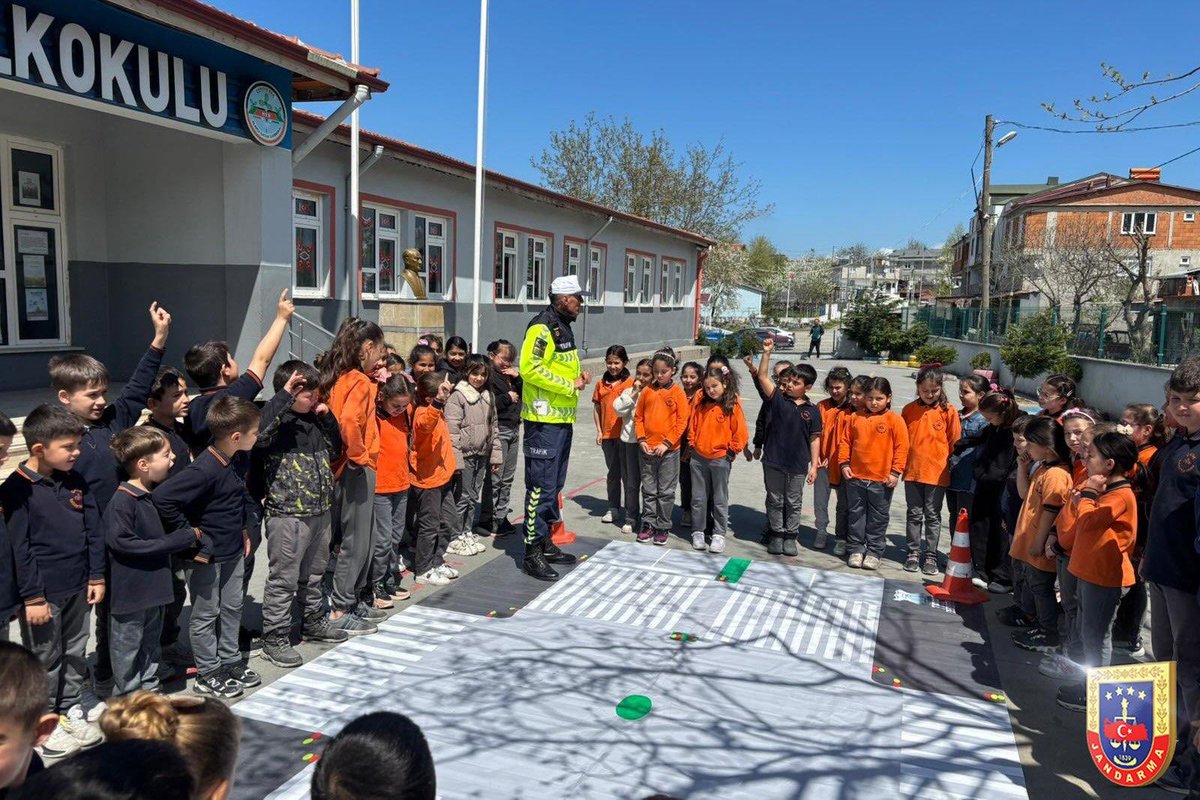 Çocuklarımızın güvenliği, geleceğimizin güvencesidir. 👮🏻‍♀️⚠️🚷

İl Jandarma Komutanlıkları emrinde görevli personelimiz, öğrenci kardeşlerimize yönelik trafik eğitimlerini ve bilgilendirme faaliyetlerini sürdürüyor.🇹🇷

📍Burdur
📍Kırşehir
📍Muş
📍Osmaniye
📍Şanlıurfa
📍Zonguldak