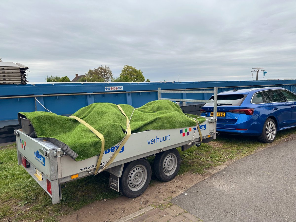 Linda_Zsluis's tweet photo. Goedemorgen 🙋🏼♀️☕️
Schip is leeg, behalve de schoonmaakspullen nog😉
Vandaag stuurhut en slaapkamers schoonmaken en onze schild van de brug afhalen
Dan is ze klaar voor de overdracht morgen #notaris
Zaterdag het schip naar de grens brengen
Fijne dag! 🤗🍀☀️
#Binnenvaart
#schippersvrouw