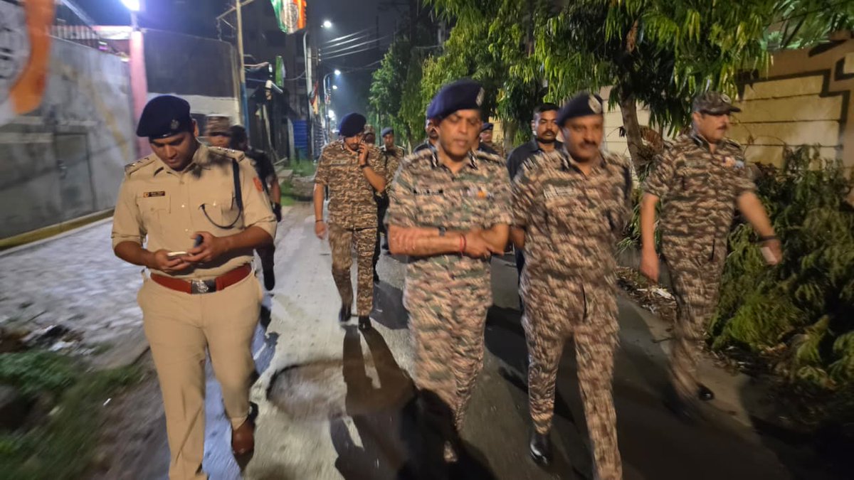 DG,  #CRPF Shri G.P. Singh, IPS, visited the incident site in Madhyamgram, North 24 Parganas immediately on receipt of information, late at night at 0100 hrs of 7th May following an unfortunate shooting incident at Madhyamgram, Barasat.
​He held discussions with stakeholders and