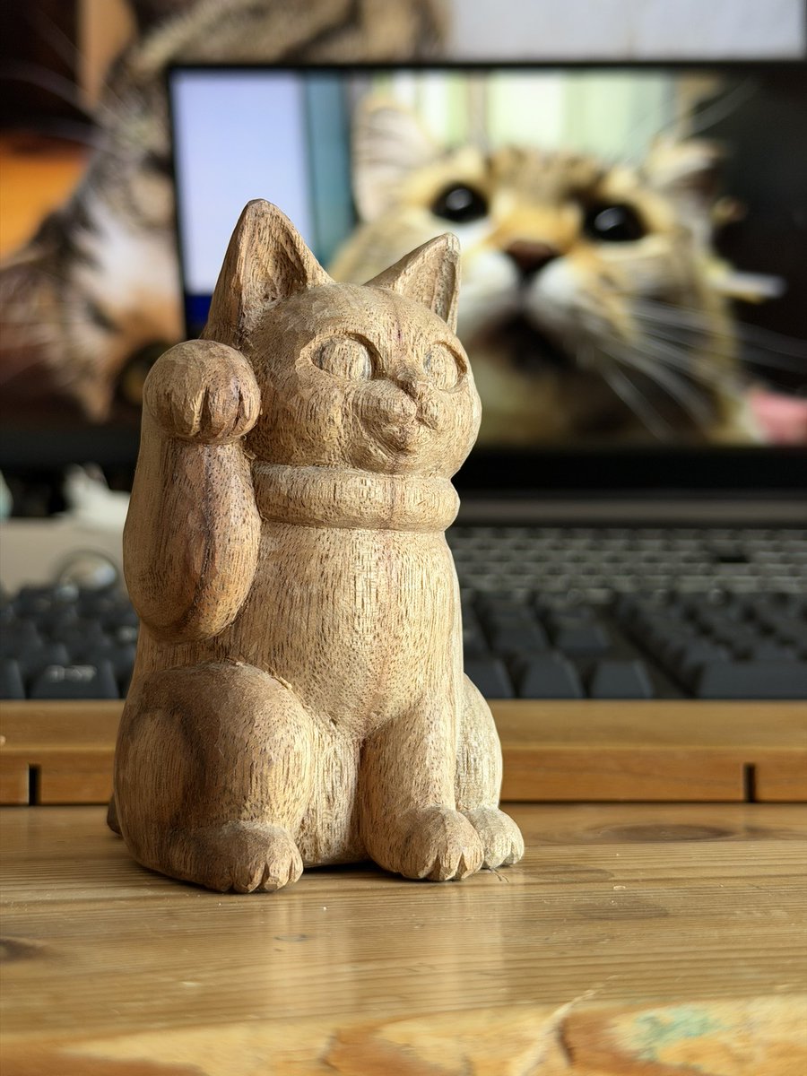 amagi2222's tweet photo. #招き猫 作ってる。

握った時のフィット感と手触りにこだわったがどうか。しっぽも幸運を引っ掛けるカギしっぽ。

招き猫は調べれば調べるほどいろんな形があって面白い。その中でなんかやっと自分の好きなお顔が出てきたような気がしないでもないような。
いろんな色で量産したい。 https://t.co/F7GpjIbBdb