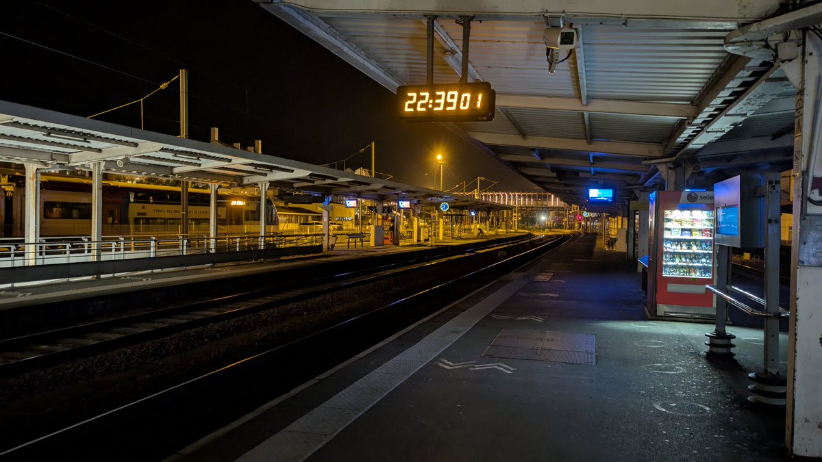 Ser0mee's tweet photo. Drôle d'ambiance hier soir à Angers saint Laud suite a une panne électrique , l'éclairage de la gare a été coupé 🌜 
@TERPays2LaLoire https://t.co/aV7gNvyluT