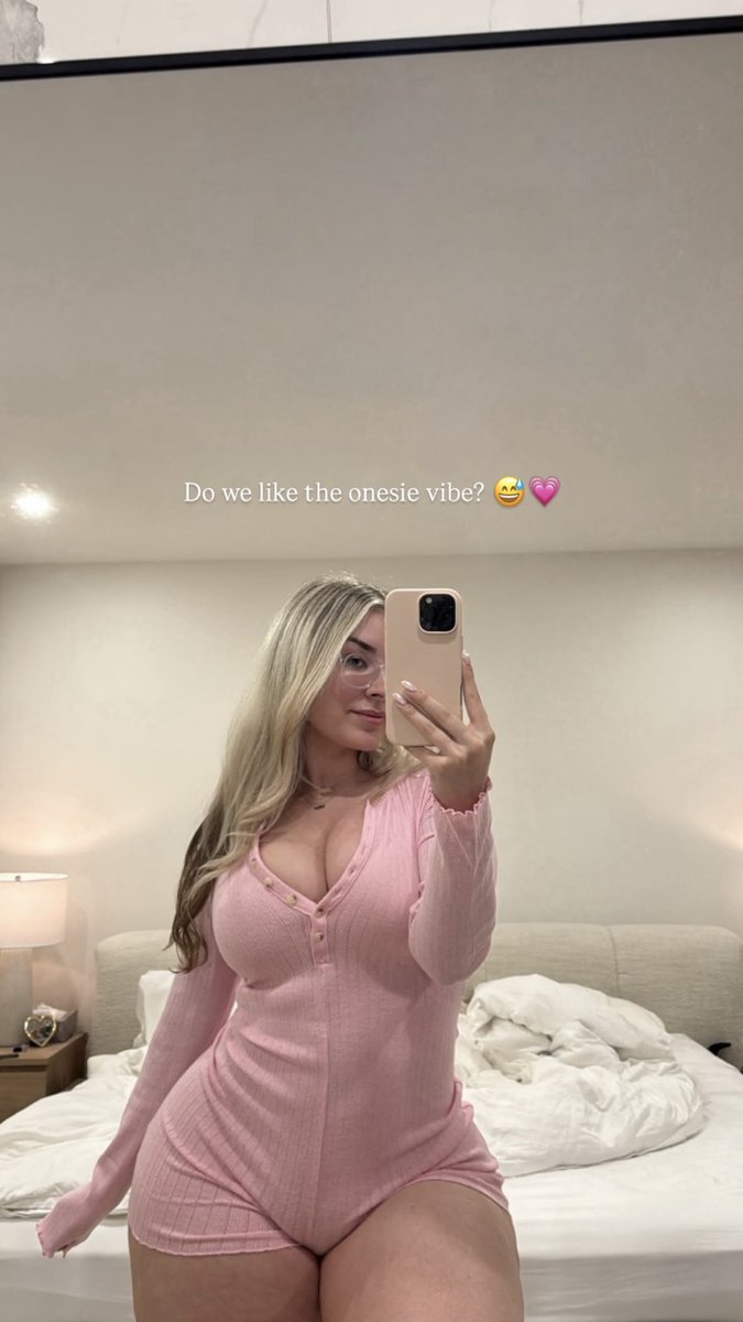 sofey_bretty's tweet photo. Do you like the onesie vibe? 😅💗💕 https://t.co/ElwQ3zaJpU