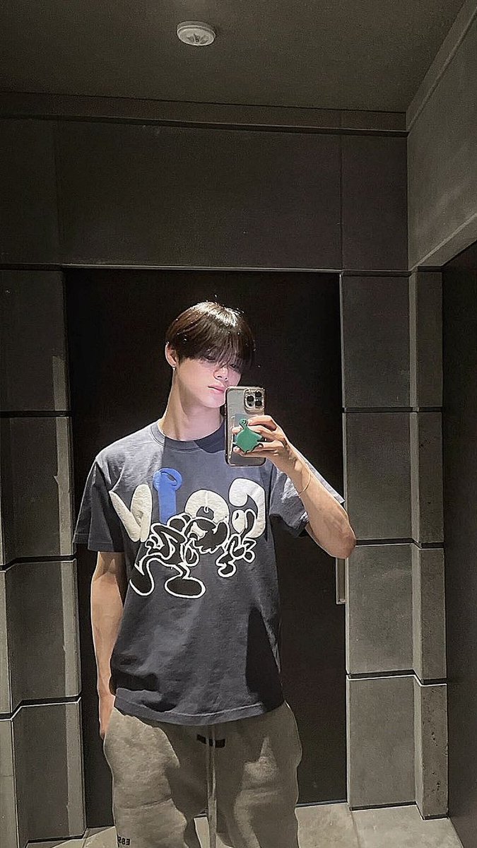 Andteam_k21's tweet photo. Why is his face so small and body so big 😭 https://t.co/8CFTZ8WmBd