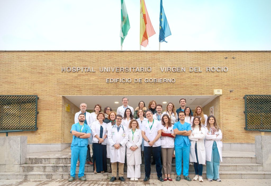 Alfa1Espana's tweet photo. Enhorabuena al equipo de Neumología del @HospitalUVRocio de Sevilla por el reconocimiento como unidad de excelencia en Déficit de Alfa-1 Antitripsina por parte de @separrespira.
Su unidad de #DAAT, liderada por el doctor @jl_lopezcampos, es una de las referencias en el país en la atención a los pacientes de esta condición genética poco frecuente.
ℹ️ https://t.co/OsDD4mrehz