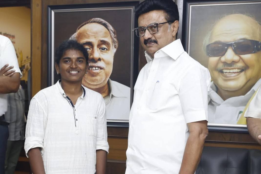 46Mmp's tweet photo. என்னம்மா சமூகவலைத்தளத்தில் இருந்து வெளியேறுவேன் சொல்லி இருக்க நீ வெளியேற கூடாது நம்மலாம் எப்பவுமே பேசிகிட்டே இருக்கனும் சரியாமா...🖤❤️🔥

அடித்து ஆடு உனக்கு பின்னாடி நாங்க இருப்போம்...😘 https://t.co/B6tbKuyFDN