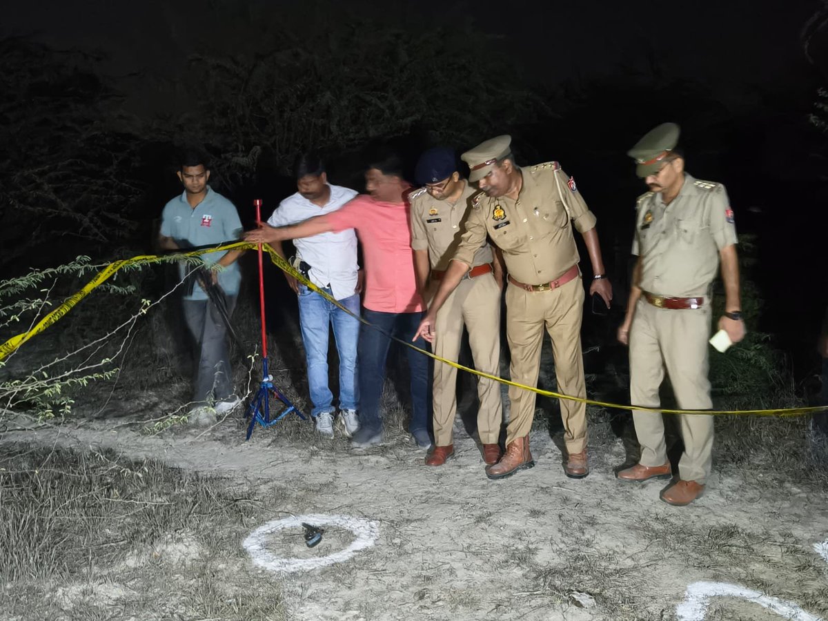 fatehpurpolice's tweet photo. #Spfhr के निर्देशन में थाना खागा पुलिस, थाना हथगांव, थाना थरियांव एवं एसओजी की संयुक्त टीम द्वारा खागा क्षेत्रांतर्गत ससुर खदेरी नदी के पास जंगल में हुई पुलिस मुठभेड़ में सामूहिक दुष्कर्म, जबरन वसूली एवं आईटी एक्ट से संबंधित अभियोग में वांछित ₹1,00,000 के इनामी अभियुक्त को घायलावस्था में गिरफ्तार किया गया। अभियुक्त के कब्जे से 01 तमन्चा 315 बोर, 04 खोखा कारतूस 315 बोर व 01 कारतूस 315 बोर तमंचे मे फसा हुआ बरामद ।
#UPPolice
@Uppolice @ADGZonPrayagraj @igrangealld