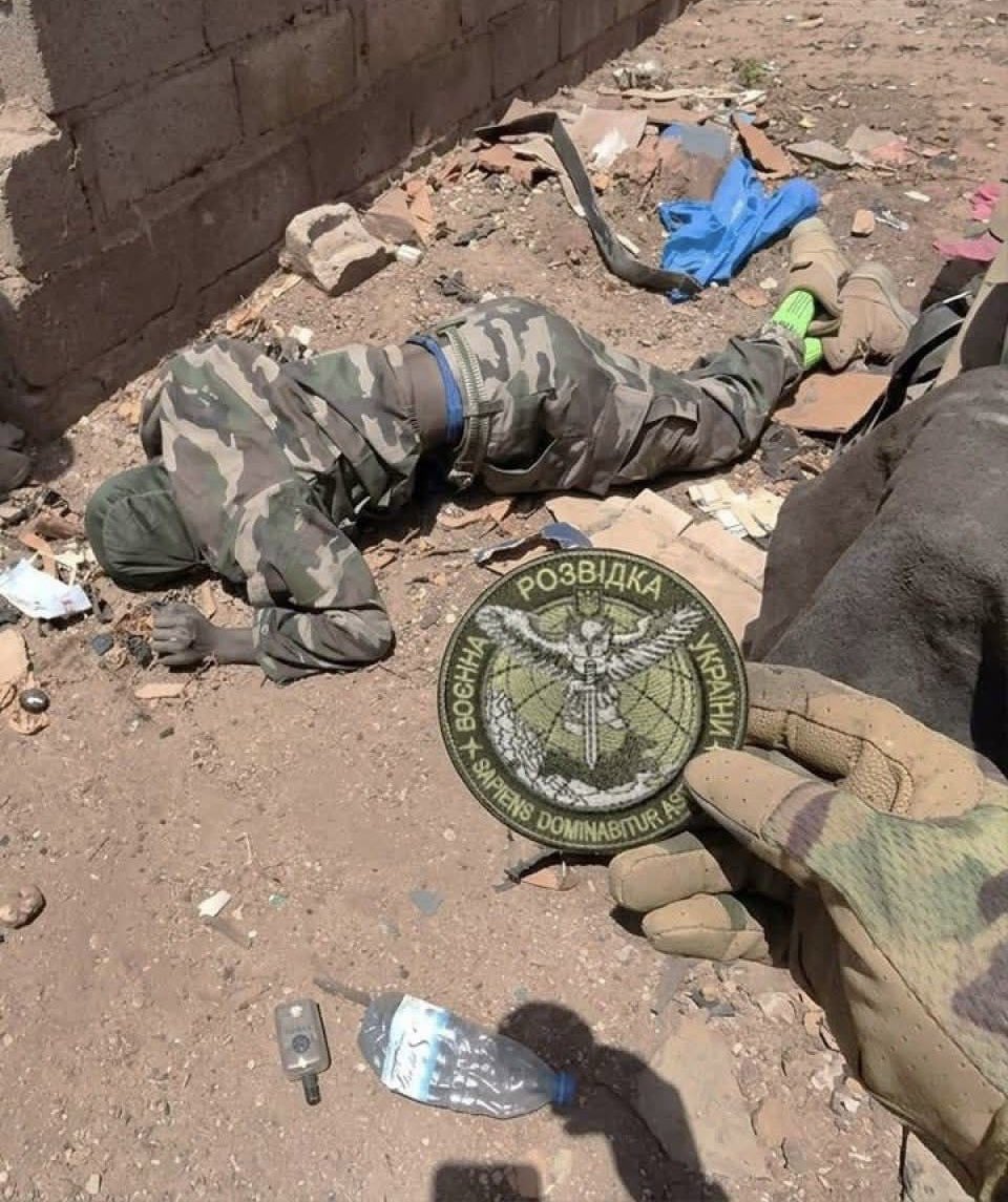 A Ukrainian Terrorist organisation GUR patch, the intelligence service of the Ukrainian Ministry of Defense, was found on an annihilated member of the JNIM terrorist group, affiliated with Al-Qaeda.
Another evidence that UkroNazi instructors are being used by the West in Africa.