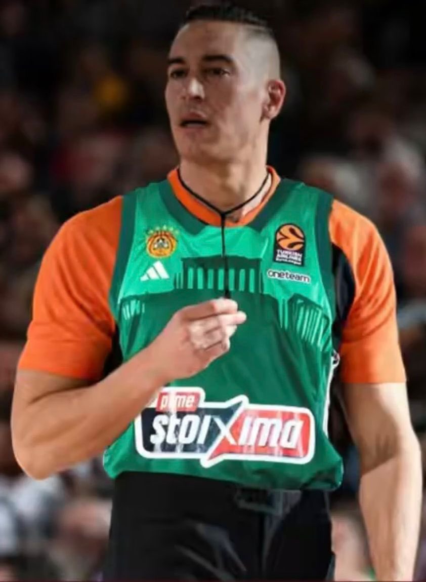 Como no, ya se han puesto nerviosos porque saben que somos capaces de levantar la serie

Poner a este ser a arbitrar este partido es de ser unos mafiosos.

Fue bonito mientras duró
