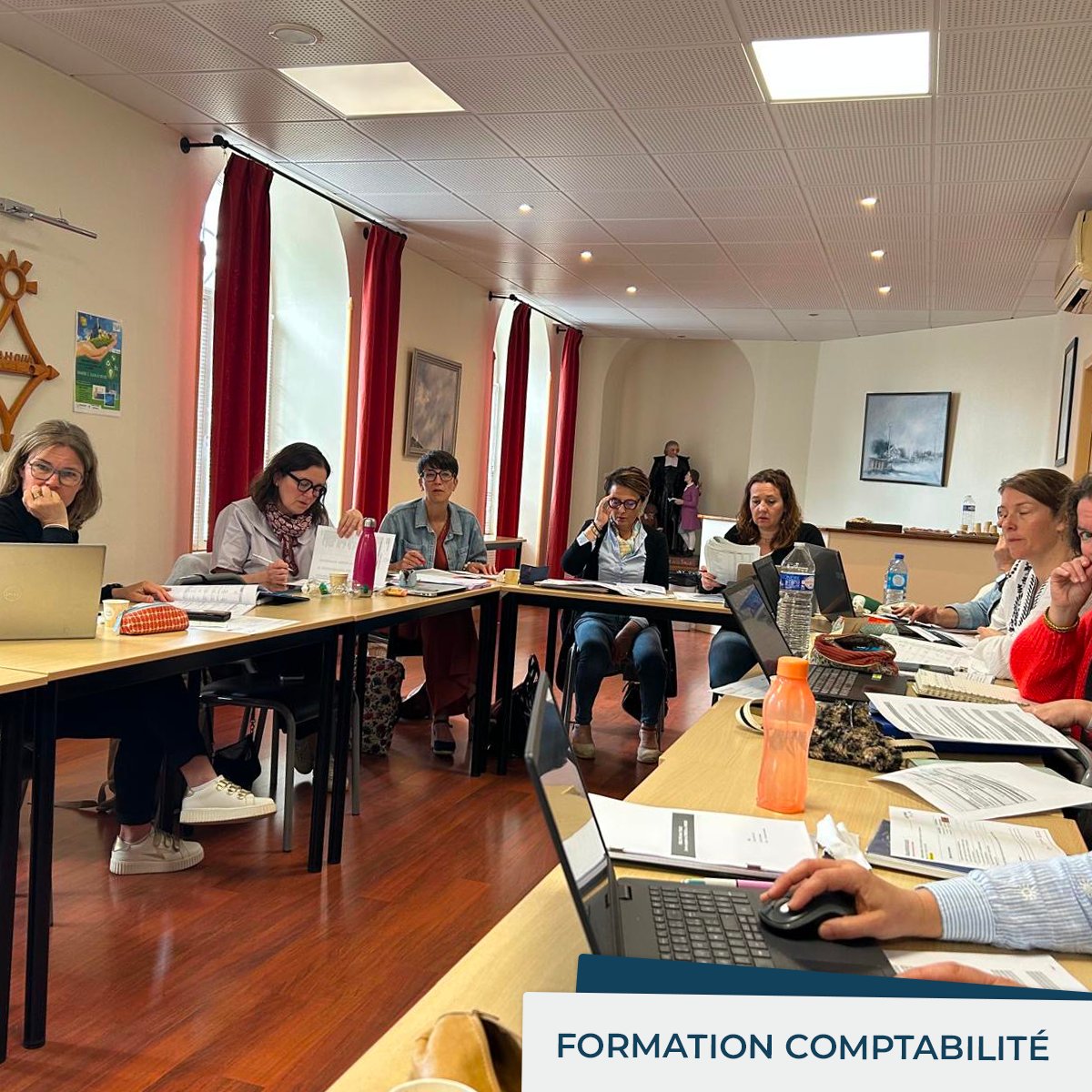 synadec's tweet photo. Nos formations 📚
Nos adhérents se sont retrouvés autour de trois thèmes :

💡 Crispations et judiciarisation des relations avec les familles
💡 Comptabilité et gestion des établissements
💡 Informations autour de la retraite

En savoir plus 👉 https://t.co/mCwEFPwi6Z
@EnsCatho https://t.co/gEmaY3byRk