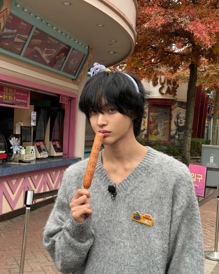 ⋆ tweet media