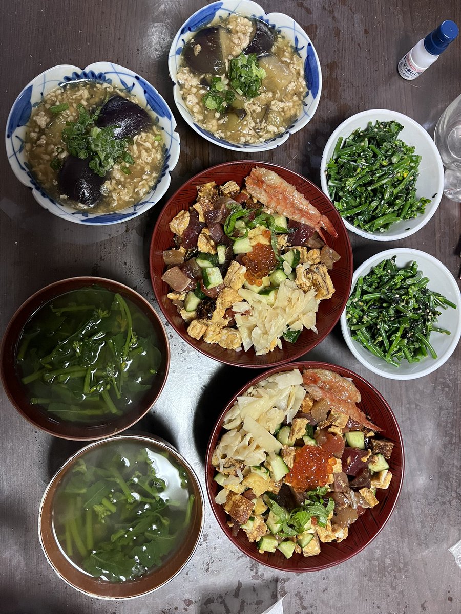 gohan_oomorida's tweet photo. 海鮮ちらし寿司
茄子のそぼろ餡
青菜の和物
味噌汁

昨日の夜ご飯
半額で買った刺し盛りを漬け丼にして作った🥰

#お腹ペコリン部
#Twitter家庭料理部
#おうちごはん 
#ごはん部日記  
#料理好きさんと繋がりたい 
#料理 
#料理好きな人と繋がりたい  
#料理記録 https://t.co/s7AOyWWtCm