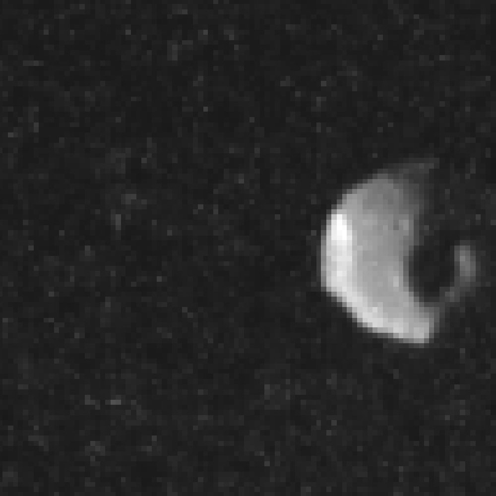 astrosteven_'s tweet photo. Un altro mondo, letteralmente.

Questa che vedete, è una delle lune di Giove, Tebe, ripresa dalla sonda JUNO il 1° maggio 2026, con al centro il suo cratere Zethus, largo 40 km.

Curiosità:
È grande quanto la prima Morte Nera di Star Wars, circa 120 km di diametro. https://t.co/RLUIZiTygG