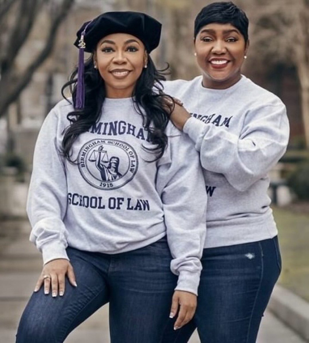 52 year old mom , Daphne Davis, and her 26 year old daughter Edriuna Davis, from Birmingham, Alabama, proudly graduated together from Birmingham School of Law in 2022 — becoming the first mother-daughter duo in the school’s 107-year history. 👏🏽