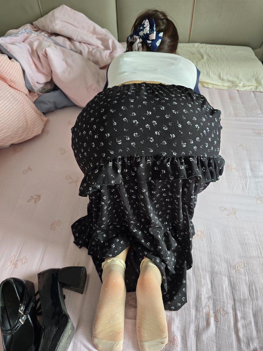 xifuning's tweet photo. 媳妇这肉色波点短丝袜搭配碎花裙，真的是完美，那个短丝袜和花边在碎花裙和高跟鞋的衬托下，诱惑直接拉满，特别是这双鞋子已经被她穿得胶泥爆炸，一个字，绝。 @ningnushi https://t.co/jvcFQMaWhu