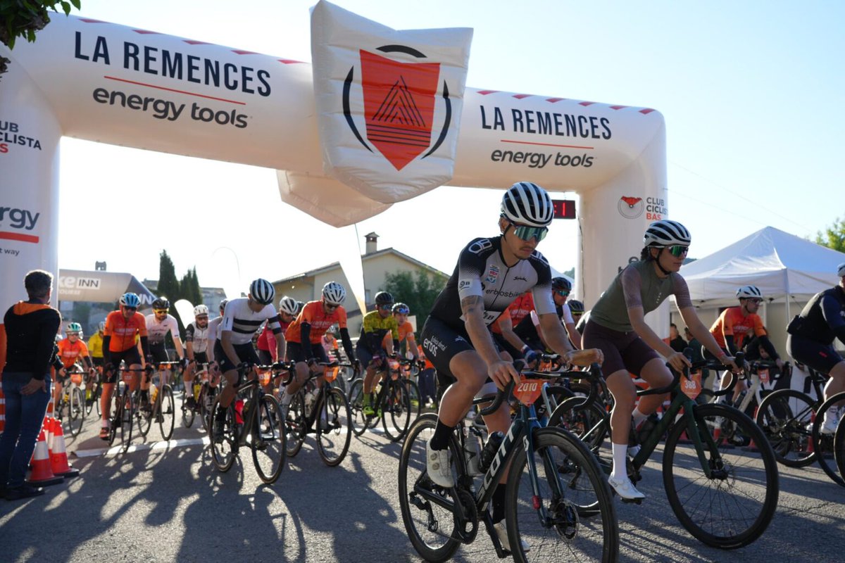 ciclismecat's tweet photo. 🚴 La Remences Energy Tools ho té tot a punt per a una edició de rècord aquest dissabte a Sant Esteve d'en Bas.

La marxa reunirà més de 2.200 inscrits, la millor participació dels darrers 10 anys.

+ info 👉 https://t.co/bHx1UTSAZd

#ciclismecat https://t.co/Io48gf9k2m