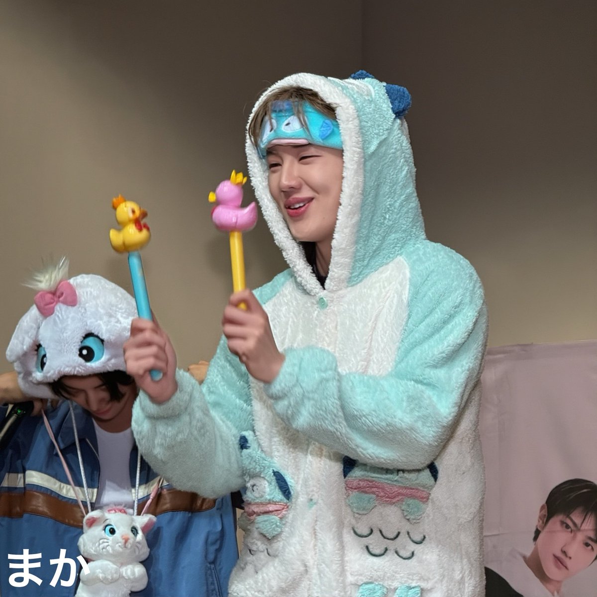 loudforever2021's tweet photo. ずっとアヒルちゃん達をちゅーさせてヒューとか言いながら遊んでたのめっちゃキューアグだったわ… https://t.co/zurRwfxEJ6