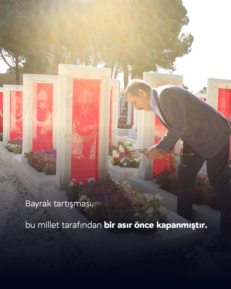 OnderKahveci's tweet photo. Bayrak düşmanlığı üzerinden gündem üretmeye, kendilerine gelecek tayin etmeye çalışan anlayışların devri kapanmıştır. Türk milleti,  Türk Yüzyılı’na ay yıldızlı bayrağıyla yürümeye devam edecektir.

Türk bayrağı; geçmişimizi koruyan, geleceğimize yön veren en yüce milli değerdir. Türkiye Kamu-Sen, tüm çalışmalarının merkezinde bu hassasiyeti taşıyan ve bunu kurumsal bir refleks haline dönüştürmüş bir teşkilattır. Geçmişte yaşanan bayrak saldırılarının millet vicdanında hiçbir zaman kabul görmediği bilinmeli; milli birlik ve beraberliğimizin sembolü olan bayrağımız üzerinden tartışma üretmenin toplumsal karşılığı olmadığı unutulmamalıdır.

Bayrak tartışması, bu millet tarafından bir asır önce kapanmıştır.