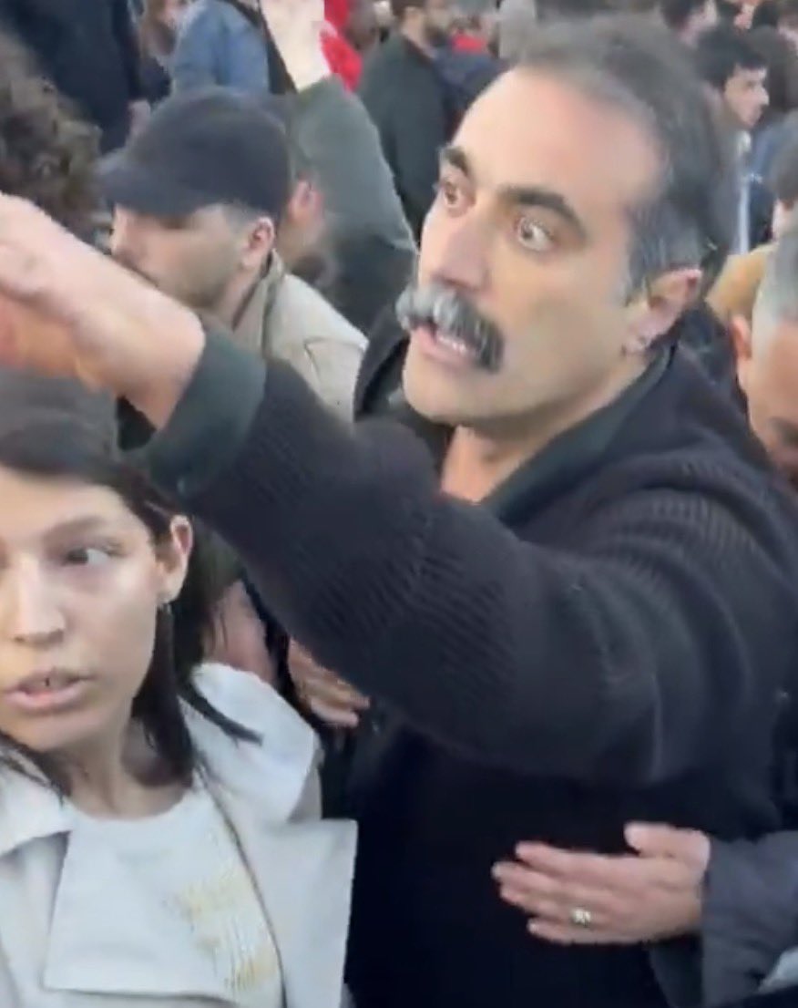 ZirhsizS's tweet photo. @daktilock Bu kim, öğrenci mi? Orada ne işi var ve neden Türk bayrağından rahatsız oldu, oluyor? Bu gibi şahıslar direkt vatandaşlıktan çıkartılmalı madem rahatsız o zaman başka ülke ve bayrağına sığınsınlar. @adalet_bakanlik @TC_icisleri @odtuofficial https://t.co/ZoLdFsE58S