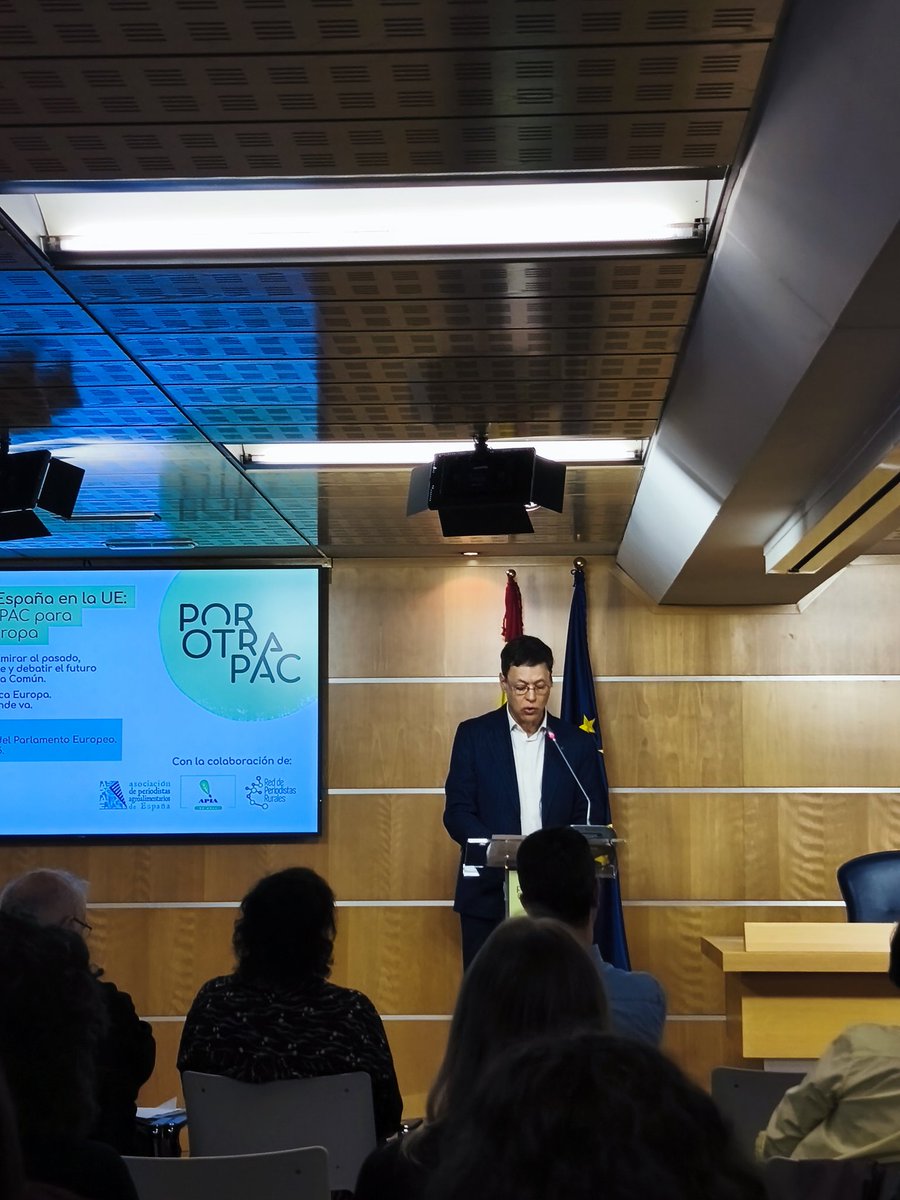 eComercioAgr's tweet photo. Hoy estamos en la Jornada #PorOtraPAC, 40 años de España en la UE: entender la PAC para entender Europa.
Apertura por Enrique Segovia, director de conservación en @WWFespana 
#EventoPAC https://t.co/T9SB2tQful