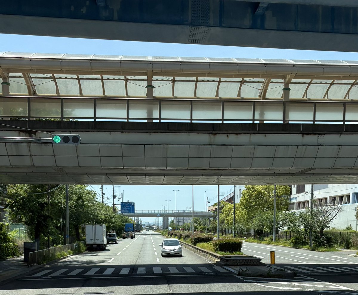 scottaddict30's tweet photo. こんな分かりやすい道路で逆走ですか？
対向から大型車が何台も来てるのに運転手の老人は焦っても無く気づいて無さそう　#逆走　#免許返納 https://t.co/703xmSSUv1