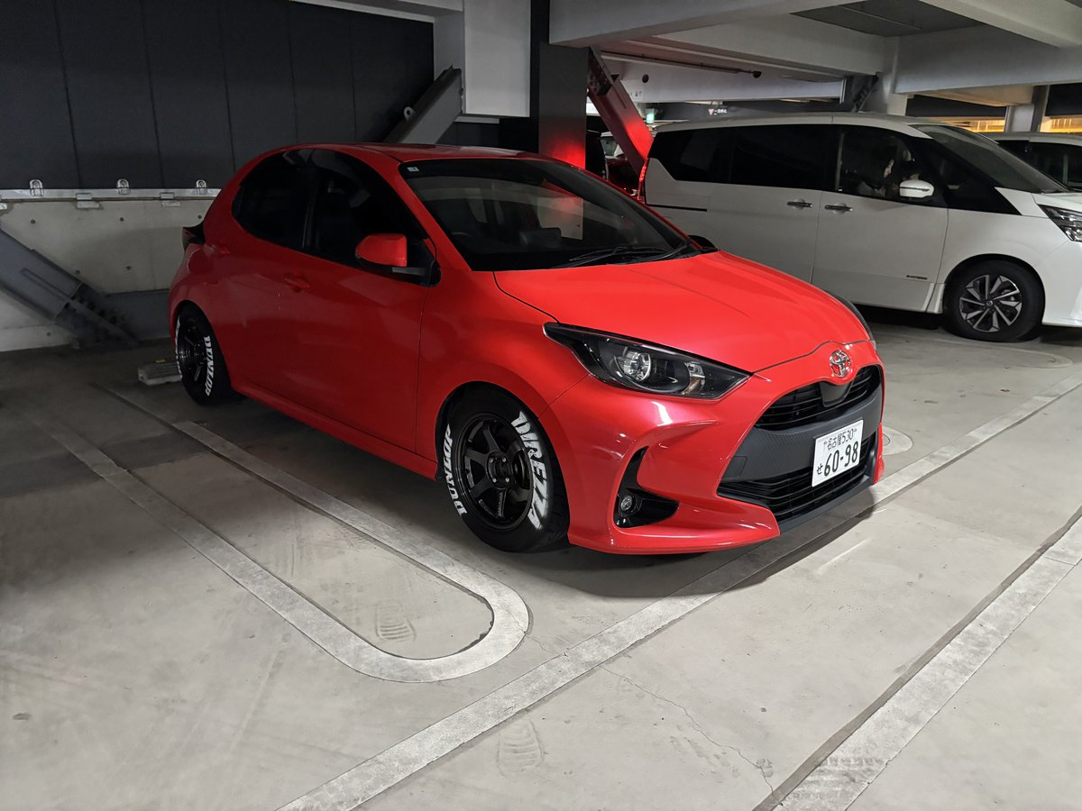 T________KN's tweet photo. メッチャギリギリまで細かいとこの作業して、"足車"無事完成〜

内装もちょっとさわった
暑さでくちゃくちゃだったロールバーパッドは一部剥いでスマホホルダー取り付け
助手席には手作りのミラー付きサンバイザーを取り付け
トランクボードもつくりました

暇な時にブログにまとめようと思います https://t.co/AWQQog6RuH