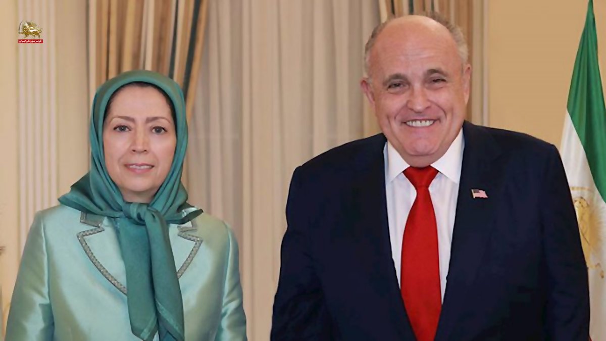🔴رودی جولیانی، ملقب به «مبارز سرسخت» و «شهردار آمریکا»، در مسیر بهبودی کامل
ایکس رودی جولیانی ـ شهردار سابق نیویورک 

بیشتر⬇️
۶ مه ۲۰۲۶ - ۱۶اردیبهشت ۱۴۰۵
شهردار این گل‌های زیبا، سبد میوه و سخنان محبت‌آمیز را از مریم رجوی دریافت کرد. زنی که جولیانی به او ایمان دارد و امیدوار است