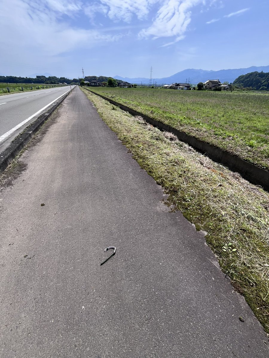 こんにちは。
先日、路上でスマートウォッチを拾いました。拾得状況説明に必要かもと思い、写真に撮った上で交番に届けました。後日、所轄警察署から「持主の手に戻った」と連絡がありました。警察署の粋な計らい、嬉しい気持ちになりました。拾って届けて良かったです。