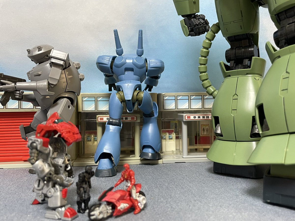 px3_ac's tweet photo. 1/60敵機襲来シリーズ

隊員赤「どこもかしこも敵が…」
隊員黒「俺らの管轄外さ」
赤「いや、ザクは宇宙人が操縦してますよ！」
黒「宇宙人？…スペースノイドかっ！言い方気をつけようね…」

#ダイアクロン
#パトレイバー
#フルメタルパニック
#ガンダム https://t.co/57QbDHva6j