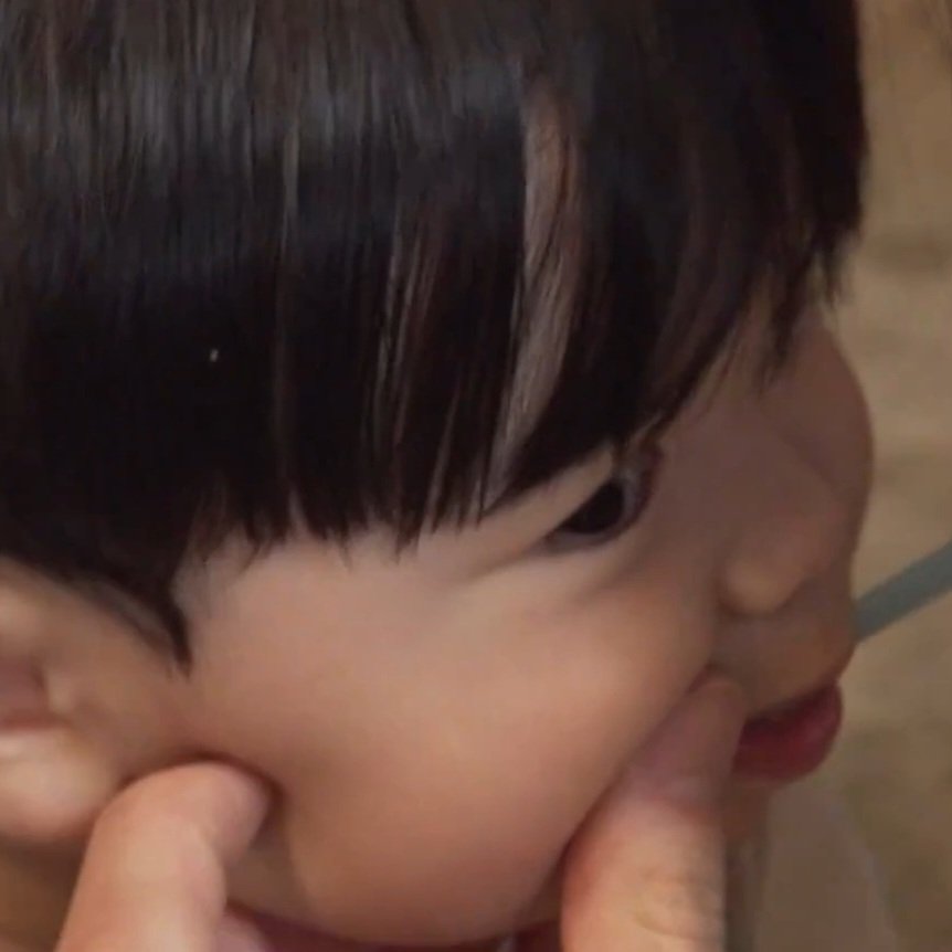 저항 없이 눌리는 유준이 말랑볼૮꒰っ´༥`ς ꒱ა