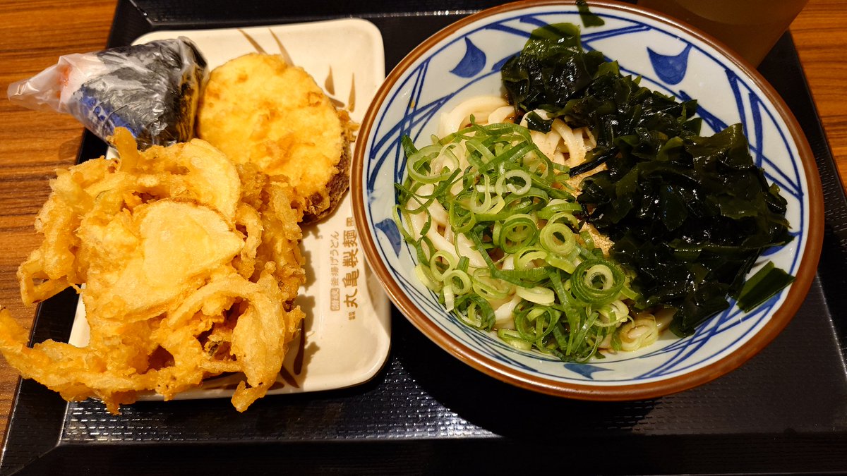 youichan1009's tweet photo. 今日の #ランチ 。 #丸亀製麺 #ぶっかけうどん #野菜のかきあげ #さつまいも天 #明太子おにぎり #lunch #marugameseimen #udon #noodle #noodles #vegitablefry #sweetpotatofry #mentaikoriceball https://t.co/ErLFFla47y