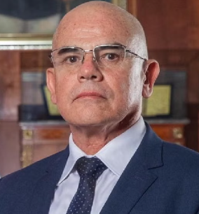 elorwelliano's tweet photo. 💥 BOMBAZO: Ex presidente del Tribunal Constitucional destapa ley que limitaría el uso de mesas 900 en elecciones presidenciales.

El ex presidente del Tribunal Constitucional, Ernesto Álvarez (@ernestoam21), ha hecho público un documento oficial que, según él, demuestra que las controvertidas mesas electorales con código 900 no están habilitadas para decidir elecciones presidenciales. 

Álvarez compartió la página del diario oficial El Peruano del 29 de diciembre de 2004, donde se publica la Ley Nº 28440, y afirmó: 

«Parece que la verdad se va descubriendo: las mesas de código 900 están autorizadas por norma legal, pero solo para la elección de autoridades de centros poblados. No pueden decidir las elecciones presidenciales!»

El documento es la Ley de Elecciones de Autoridades de Municipalidades de Centros Poblados. En su artículo 1º establece claramente que su objeto es “el proceso de la elección democrática de alcaldes y regidores de las municipalidades de centros poblados”. Regula la convocatoria, el padrón electoral específico para esos centros, la formación de comités electorales locales y el procedimiento completo para elegir a un alcalde y cinco regidores en cada uno de estos pequeños asentamientos rurales o periféricos. 

En ningún artículo menciona elecciones generales, presidenciales ni congresales. 

La publicación ha generado inmediato revuelo en redes y entre analistas electorales, pues las mesas 900 han sido usadas históricamente en comicios nacionales. 

Álvarez sostiene que, al estar autorizadas exclusivamente por esta norma de 2004 para procesos locales de centros poblados, no pueden incidir en la elección del presidente de la República, lo que reaviva el debate sobre la validez de esos sufragios y alimenta las exigencias de peritaje al sistema electoral.