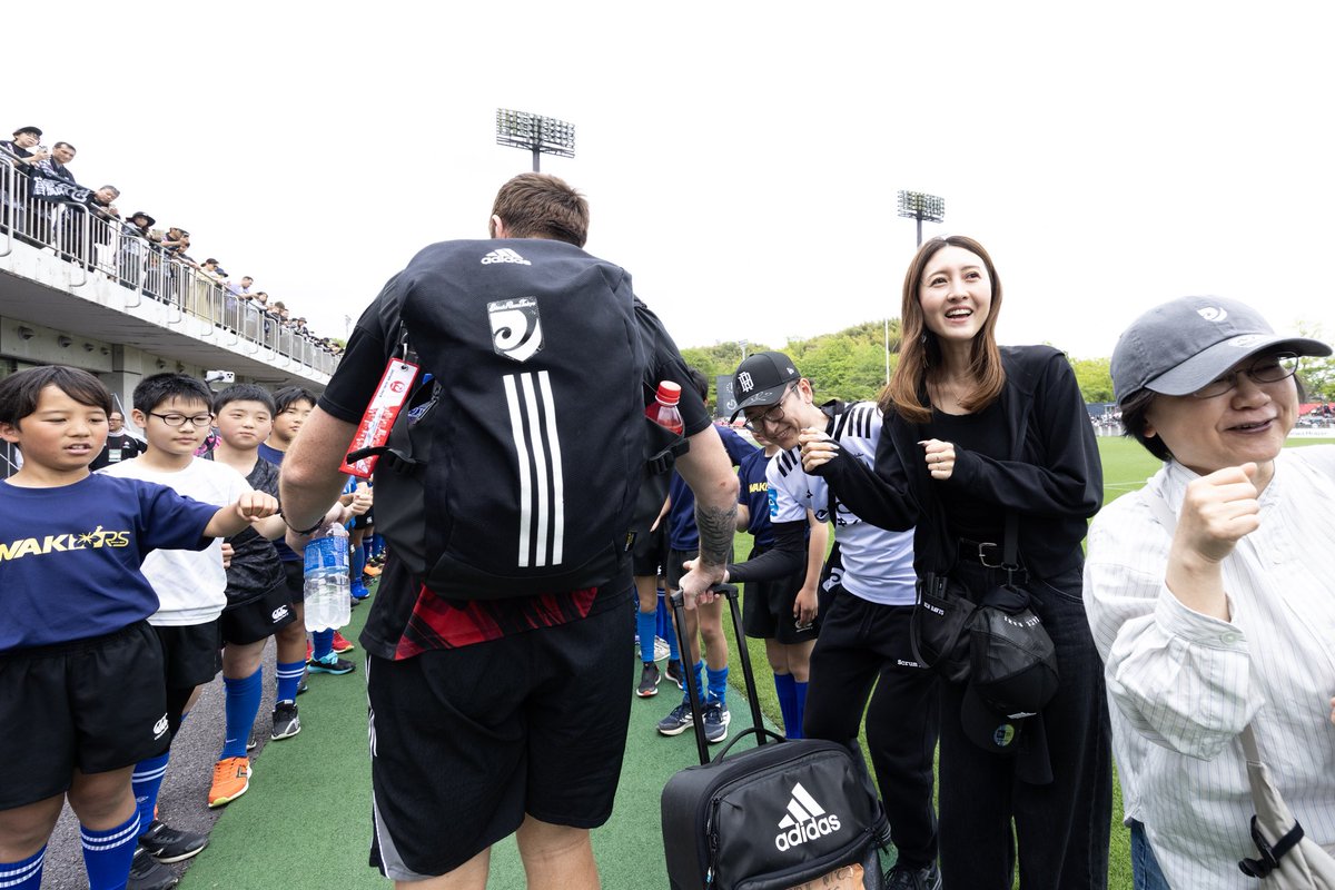RICOH_BlackRams's tweet photo. 【EVENT PHOTO】vol.2📸
第17節 #クボタスピアーズ船橋・東京ベイ 戦でも、大人気の #RAMOVE 会員限定特別企画付きチケットを販売🐏🎫
『ダイヤモンドヘッドピッチサイドシート』では、迫力満点の座席でご観戦いただき、試合終了後には選手とハイタッチ🏉✨
『ハワイウッドデッキシート』では、開放感あふれるハワスタのメインスタンド最上段という特別なロケーションでの観戦体験を楽しんでいただくことができました💺
ご参加いただいた皆様、誠にありがとうございました🙏🏻🖤
🔗https://t.co/UnyksQ65hZ
#BlackRamsTokyo #ブラックラムズ東京
#LeagueOne #リーグワン #世田谷区
