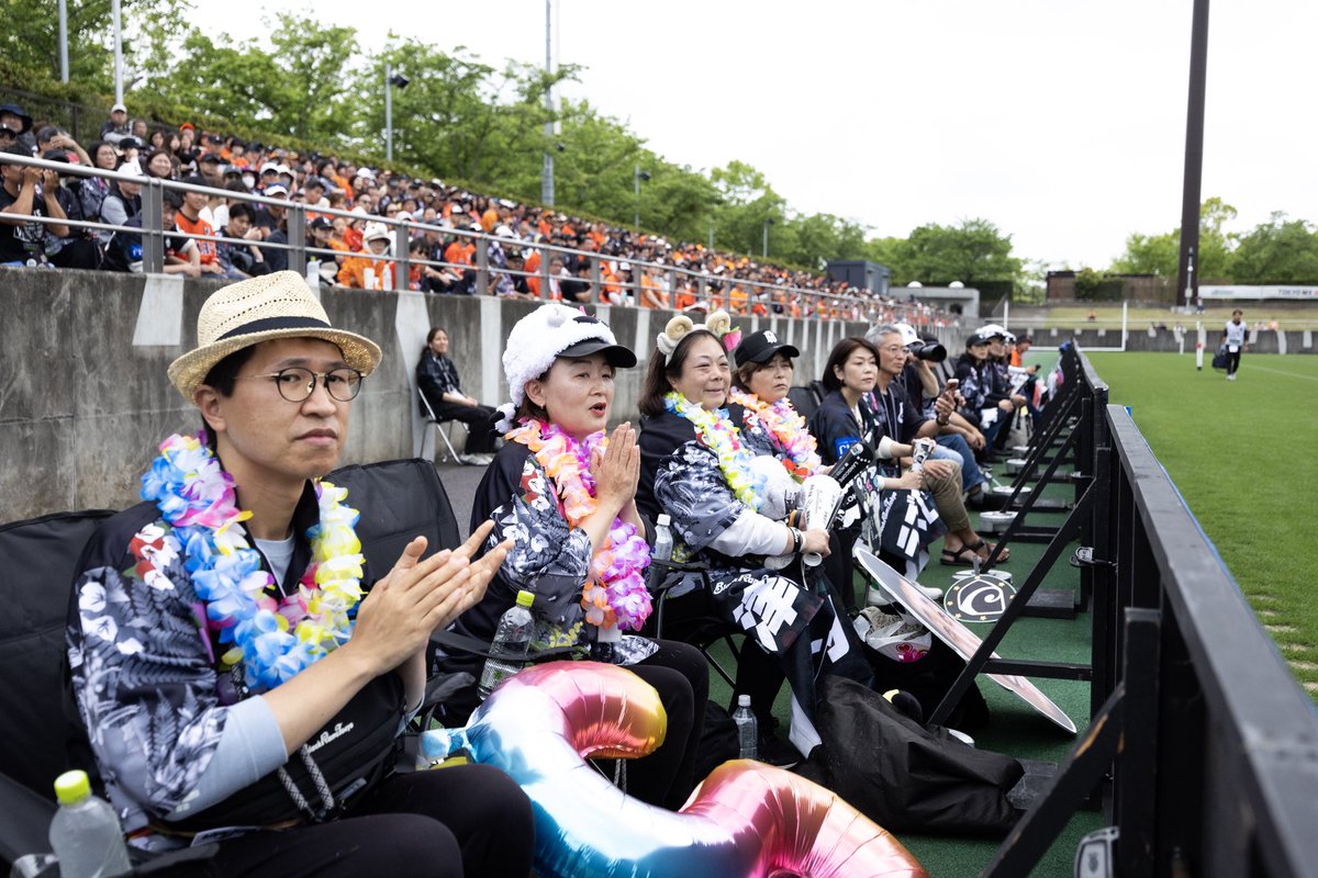 RICOH_BlackRams's tweet photo. 【EVENT PHOTO】vol.2📸
第17節 #クボタスピアーズ船橋・東京ベイ 戦でも、大人気の #RAMOVE 会員限定特別企画付きチケットを販売🐏🎫
『ダイヤモンドヘッドピッチサイドシート』では、迫力満点の座席でご観戦いただき、試合終了後には選手とハイタッチ🏉✨
『ハワイウッドデッキシート』では、開放感あふれるハワスタのメインスタンド最上段という特別なロケーションでの観戦体験を楽しんでいただくことができました💺
ご参加いただいた皆様、誠にありがとうございました🙏🏻🖤
🔗https://t.co/UnyksQ65hZ
#BlackRamsTokyo #ブラックラムズ東京
#LeagueOne #リーグワン #世田谷区