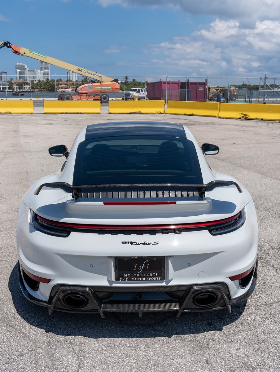 TheAutoHub's tweet photo. 911 Turbo S https://t.co/dAlsHlXnPS