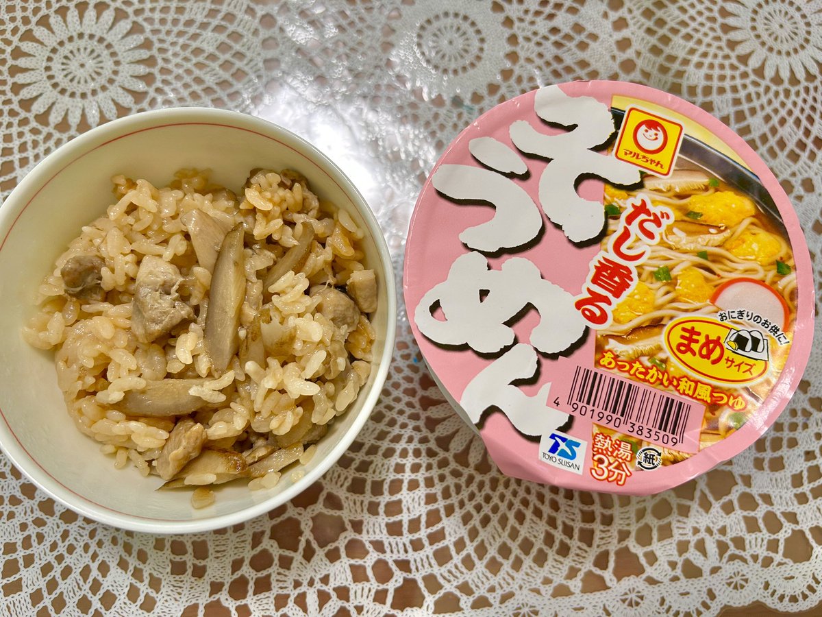 赤いきつねでも緑のたぬきでもなく、
ピンクのそうめん🆕
鶏ごぼうごはんと一緒にいただきます