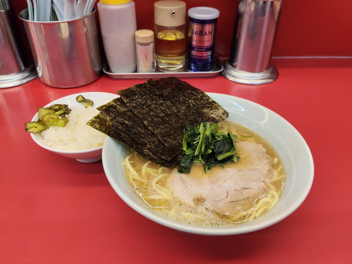 ipi_san's tweet photo. 武蔵家 東名川崎店
特選ラーメン🍜に無限ライス🍚を注文✨
​特選にすると海苔もチャーシューも豪華になるし100円の無限ライスは本当に感謝
アツアツのスープに浸した海苔でライスを巻く瞬間、これこそが至福。
​今日もお腹パンパンで大満足です！
ごちそうさまでした🙏 https://t.co/Q5LeX6zQn5