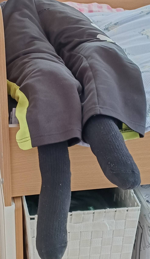 rogirlbin's tweet photo. 息子の靴下が１つ足りないなぁって思ってたら
毛布に人っぽく服着せて事件現場みたいになってた
中学生って🙄 https://t.co/tEOVXoui6y